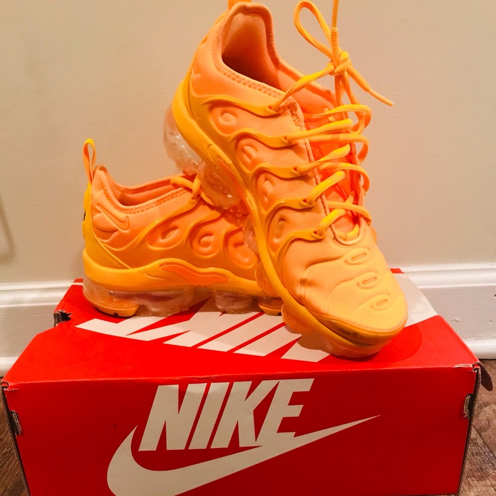 W Nike Air Vapormax Plus “Laser Orange” Sz 8